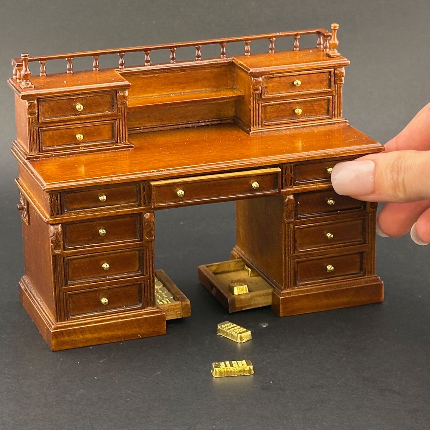 Ensemble bureau et chaise miniature victoriens à l'échelle 1:12 avec tiroirs secrets, lingots d'or, compartiments cachés et accessoires – Style anglais 1860