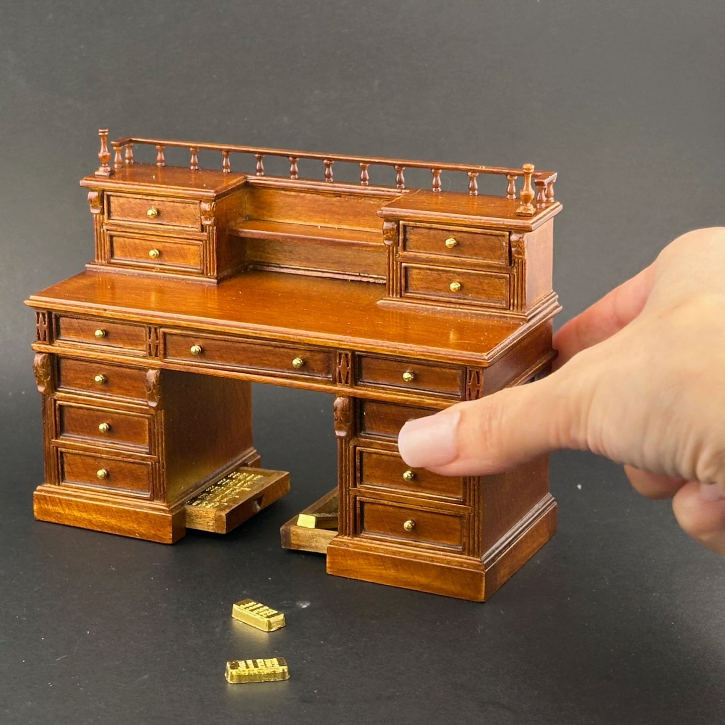 Ensemble bureau et chaise miniature victoriens à l'échelle 1:12 avec tiroirs secrets, lingots d'or, compartiments cachés et accessoires – Style anglais 1860