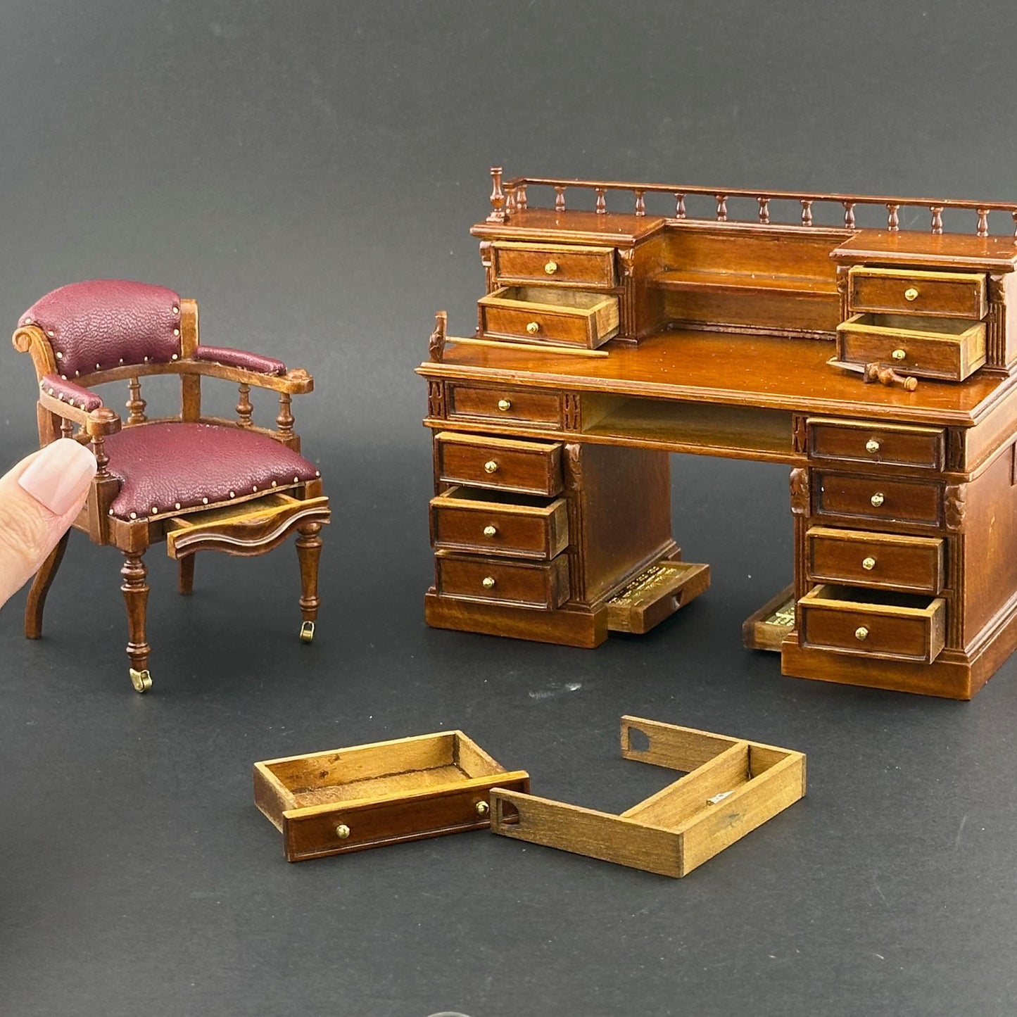 Ensemble bureau et chaise miniature victoriens à l'échelle 1:12 avec tiroirs secrets, lingots d'or, compartiments cachés et accessoires – Style anglais 1860