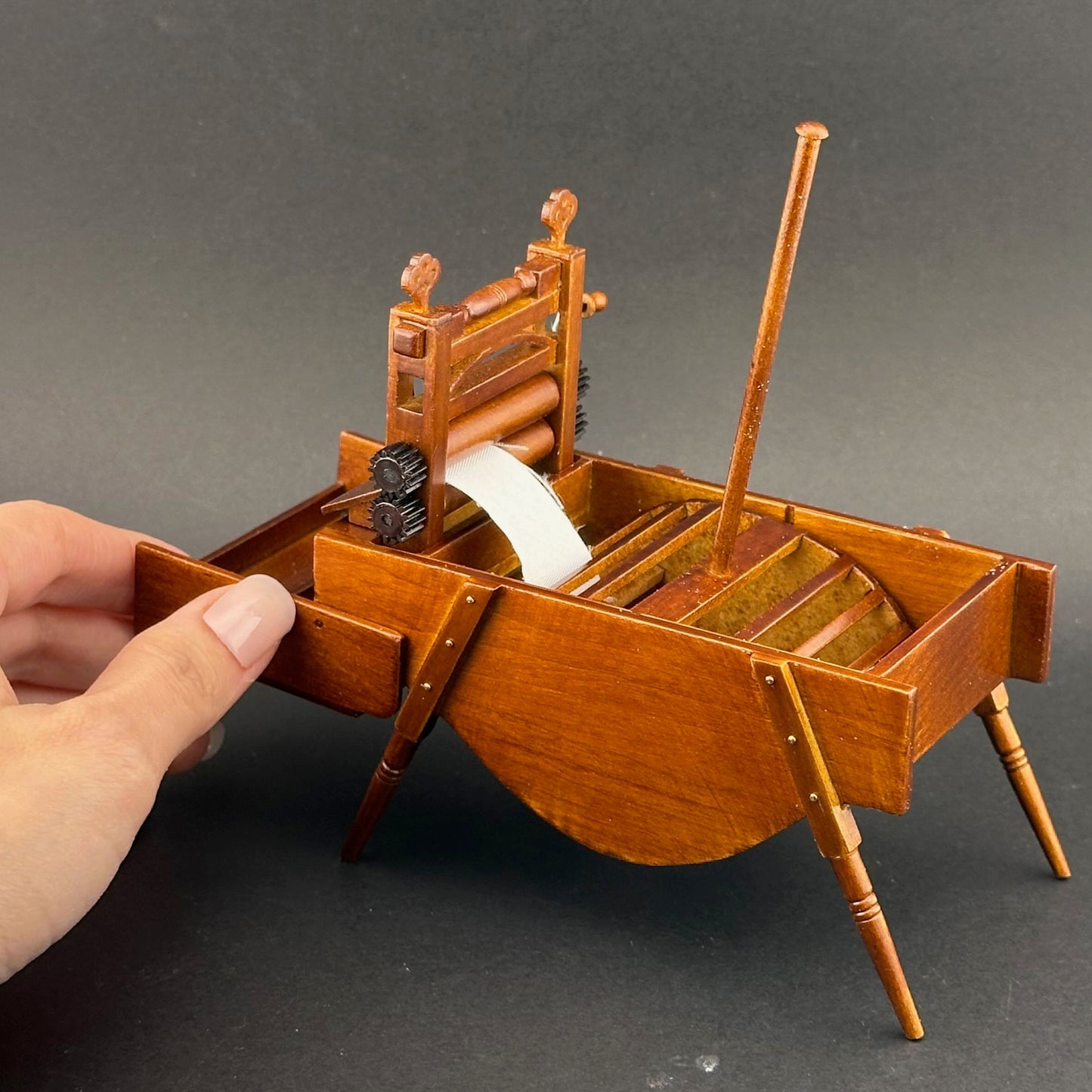 Miniatur-Handwaschmaschine im antiken Stil mit Wäschewringer – Nachbildung mit beweglichen Teilen im Maßstab 1:12, limitierte Auflage