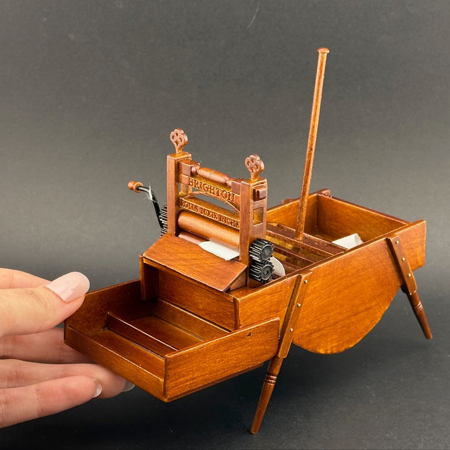 Miniatur-Handwaschmaschine im antiken Stil mit Wäschewringer – Nachbildung mit beweglichen Teilen im Maßstab 1:12, limitierte Auflage