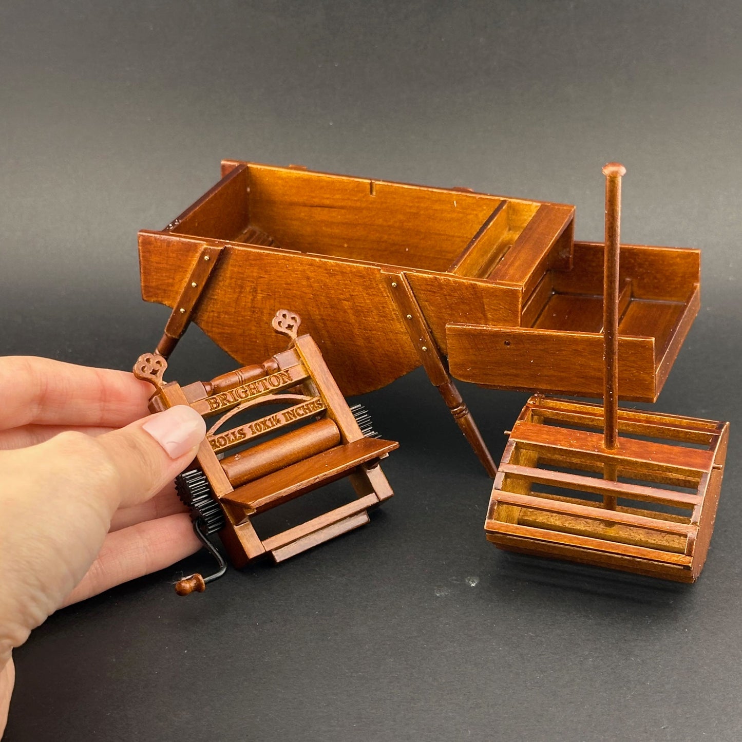 Miniatur-Handwaschmaschine im antiken Stil mit Wäschewringer – Nachbildung mit beweglichen Teilen im Maßstab 1:12, limitierte Auflage