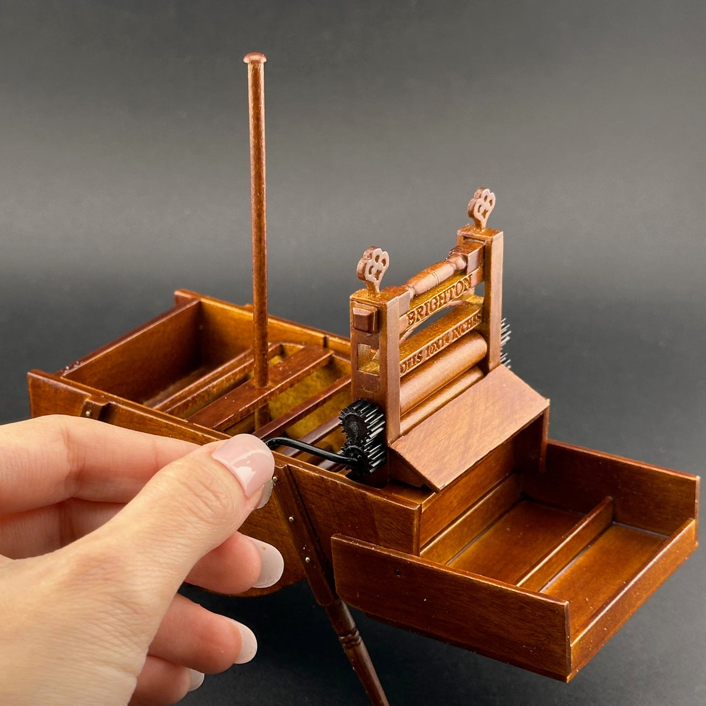 Miniatur-Handwaschmaschine im antiken Stil mit Wäschewringer – Nachbildung mit beweglichen Teilen im Maßstab 1:12, limitierte Auflage