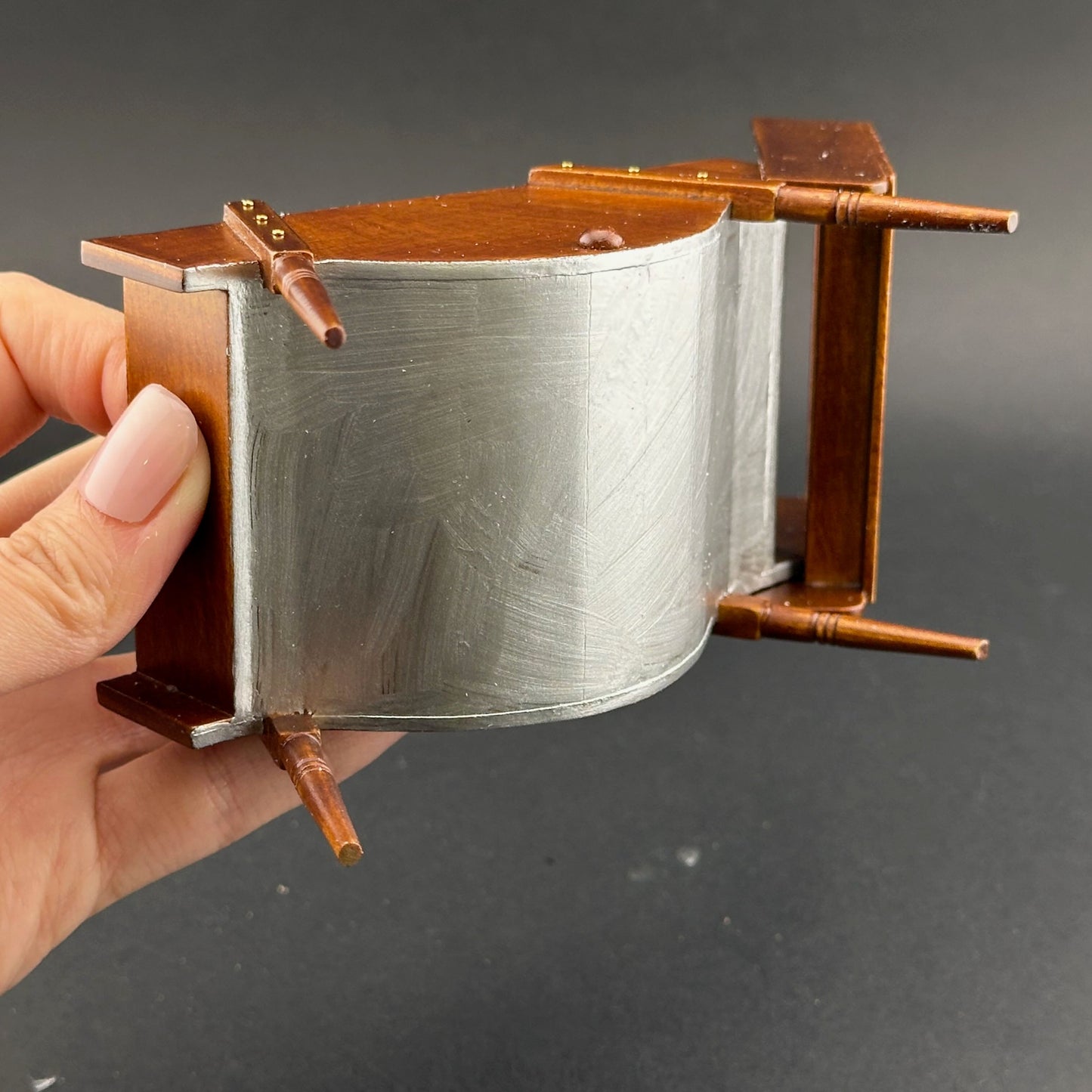 Miniatur-Handwaschmaschine im antiken Stil mit Wäschewringer – Nachbildung mit beweglichen Teilen im Maßstab 1:12, limitierte Auflage