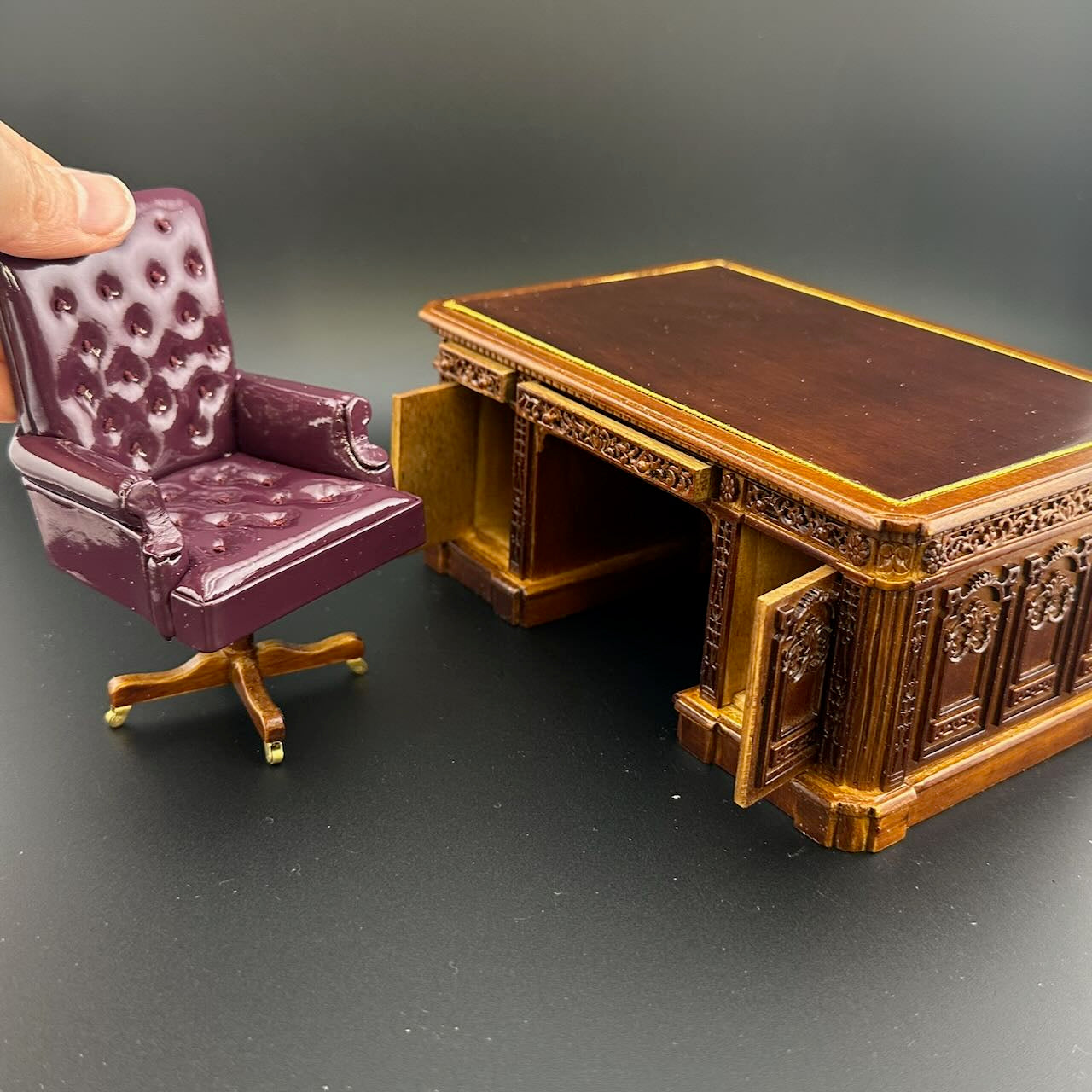 Miniature Resolute Desk & Chair Set – Historic Presidential Replica, 1:12 Scale, Perfect for Dollhouses & Collectors