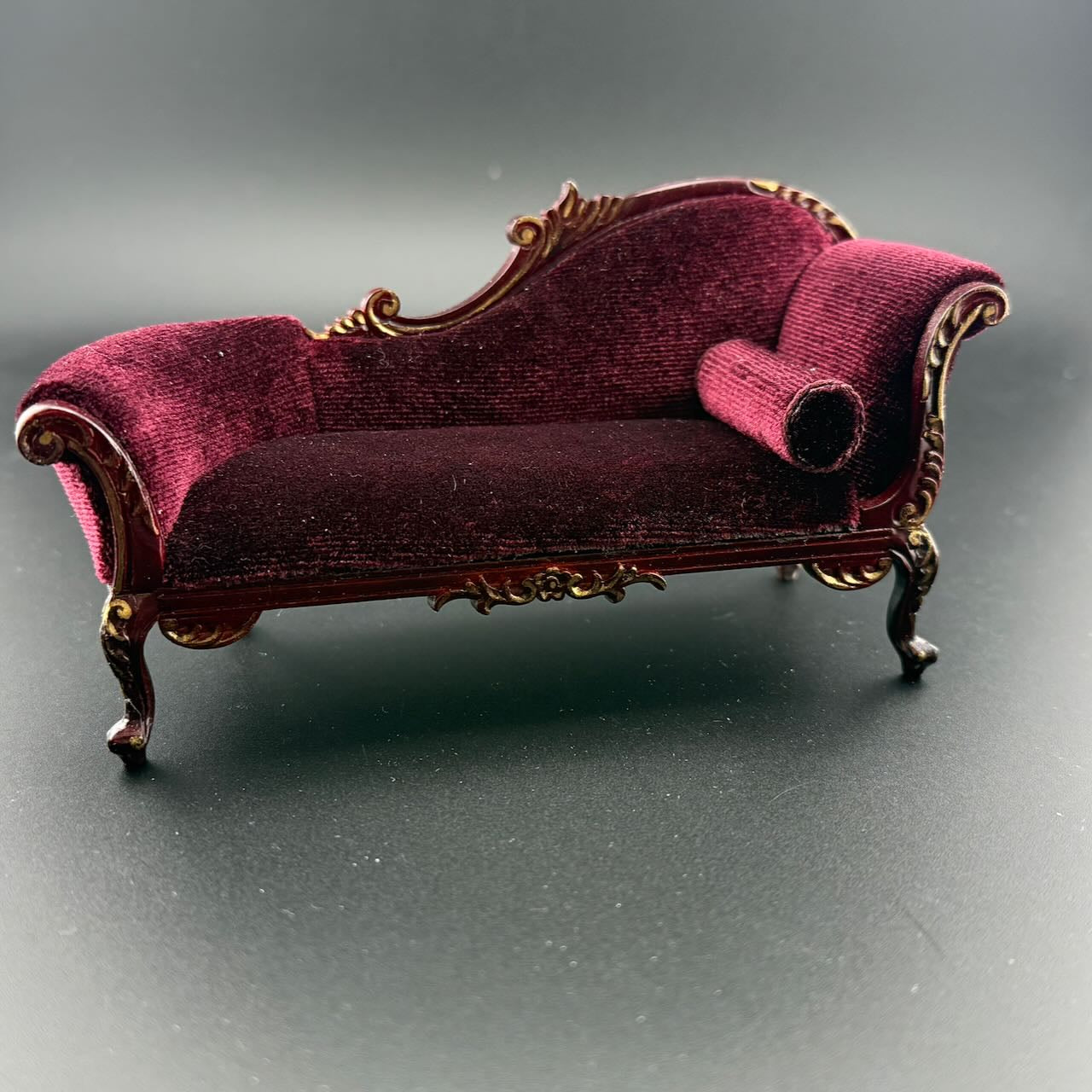 Chaise longue victorienne en acajou et or pour maison de poupée miniature, salon à l'échelle 1:12, Y2777 MHG