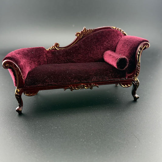 Viktorianisches Chaiselongue-Sofa für Puppenhausminiatur im Maßstab 1:12, Wohnzimmer, Mahagoni mit Gold, Y2777 MHG