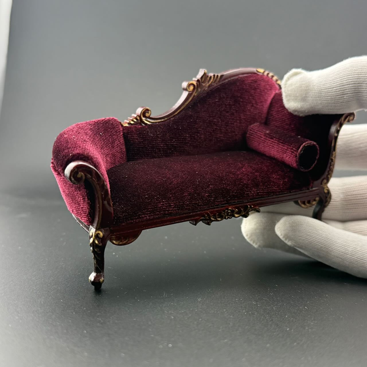 Chaise longue victorienne en acajou et or pour maison de poupée miniature, salon à l'échelle 1:12, Y2777 MHG