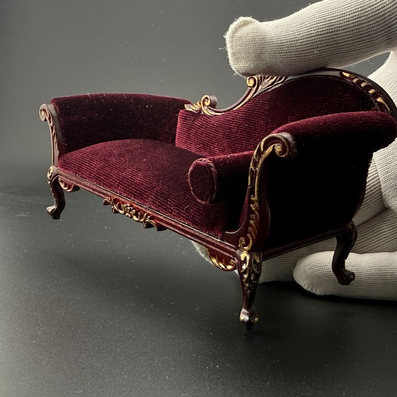 Chaise longue victorienne en acajou et or pour maison de poupée miniature, salon à l'échelle 1:12, Y2777 MHG
