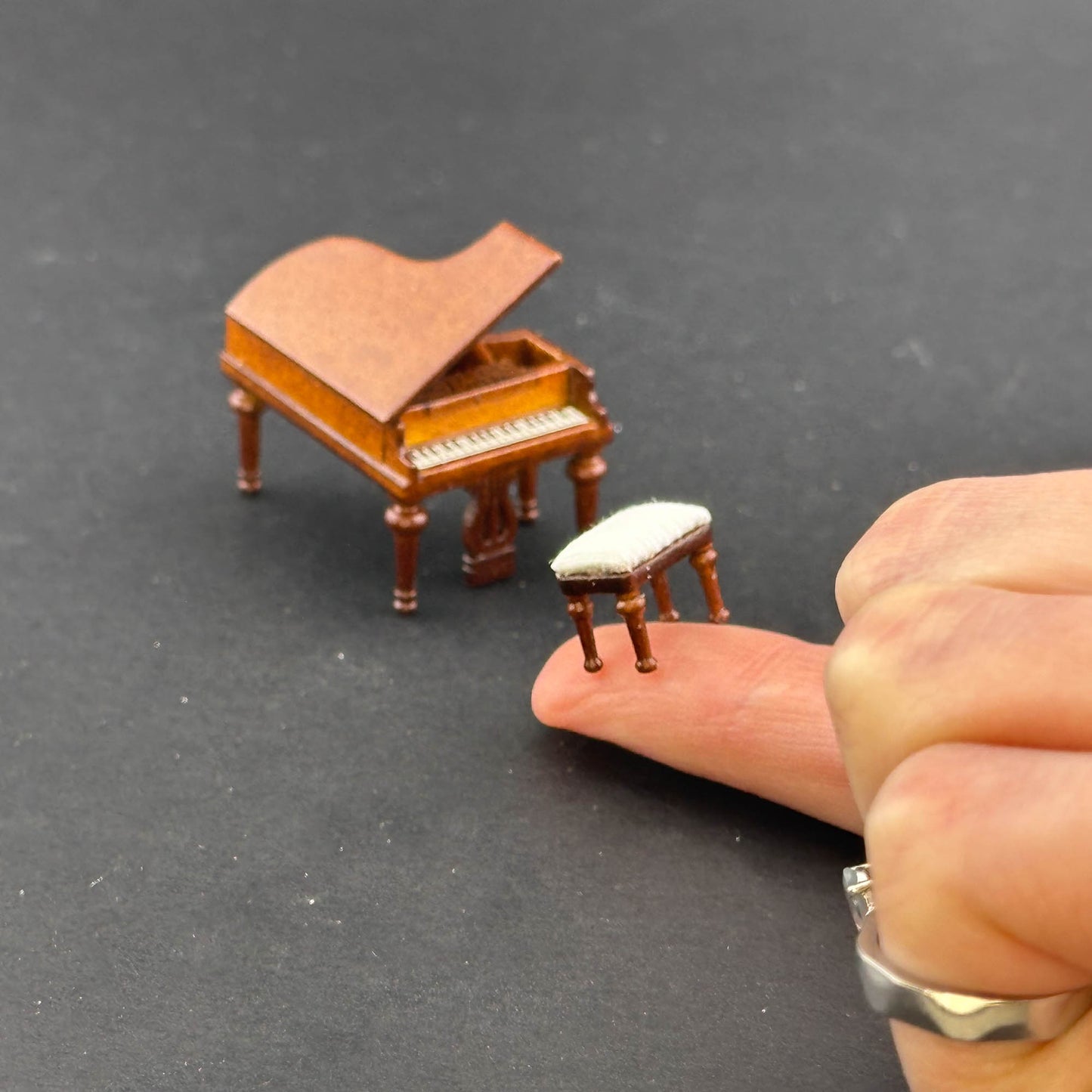 1:48 1/4"  Piano with stool Mahogany 1/48 Top Quality Q3600 WN