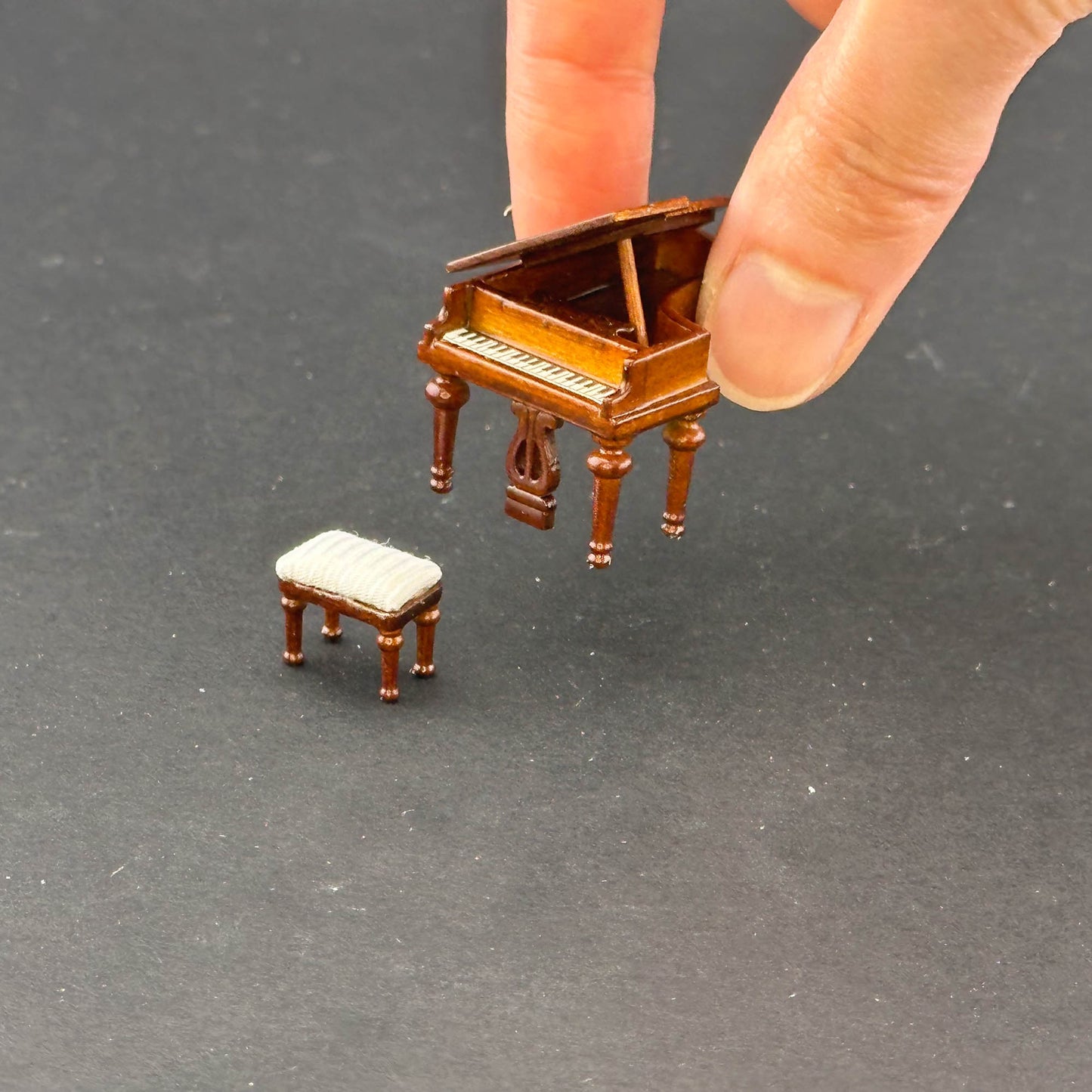 1:48 1/4"  Piano with stool Mahogany 1/48 Top Quality Q3600 WN