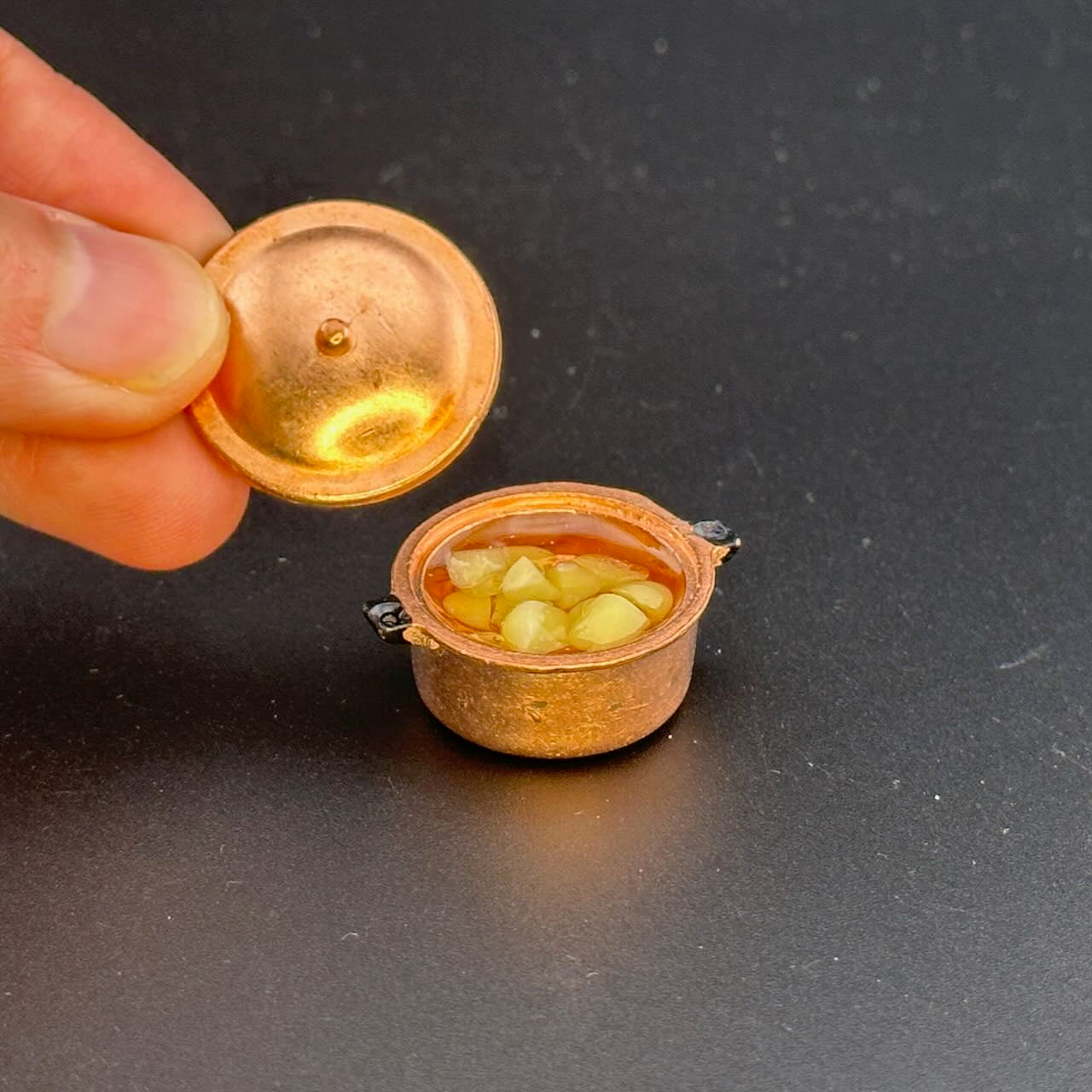 Pot en métal avec couvercle pour maison de poupée miniature échelle 1:12 A