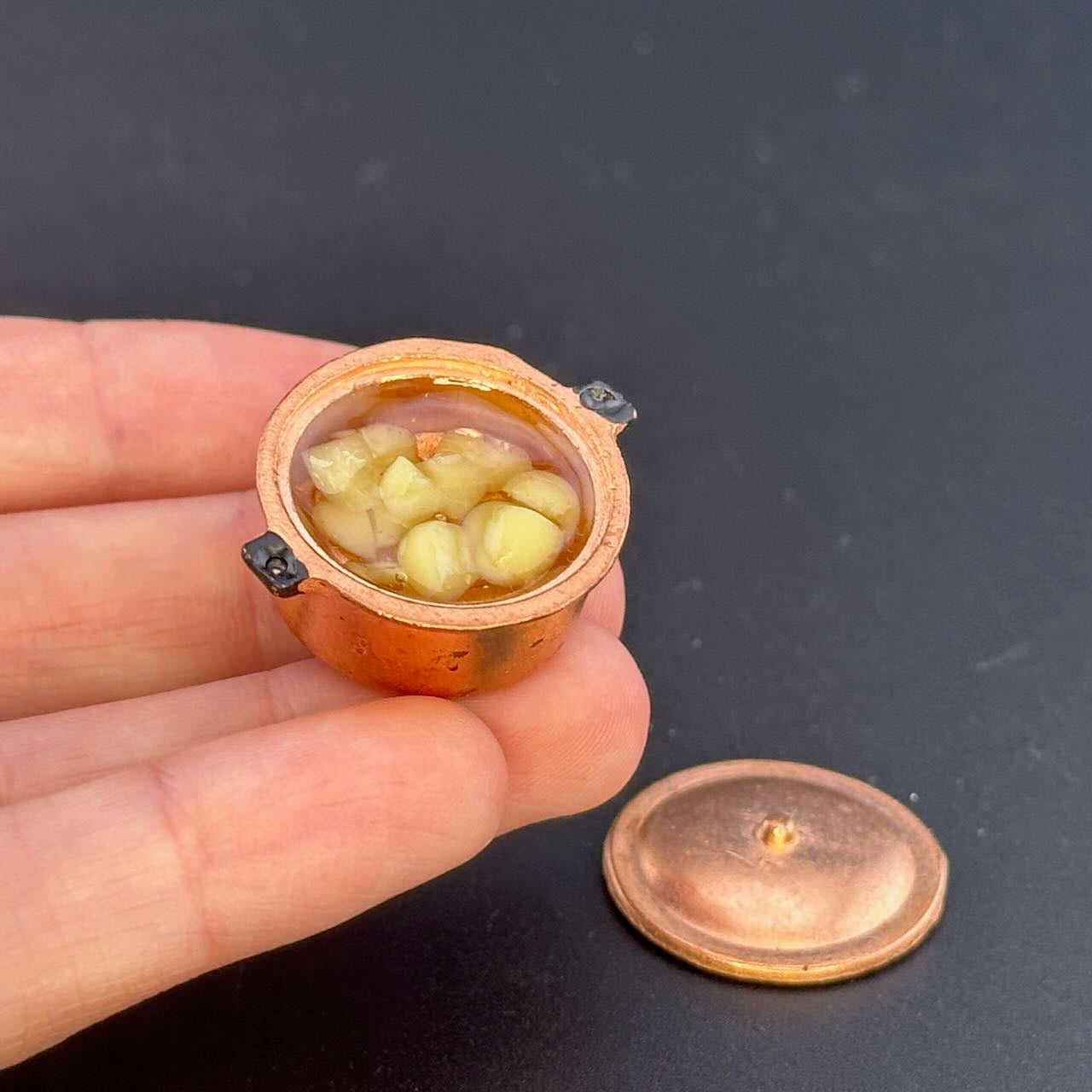 Pot en métal avec couvercle pour maison de poupée miniature échelle 1:12 A