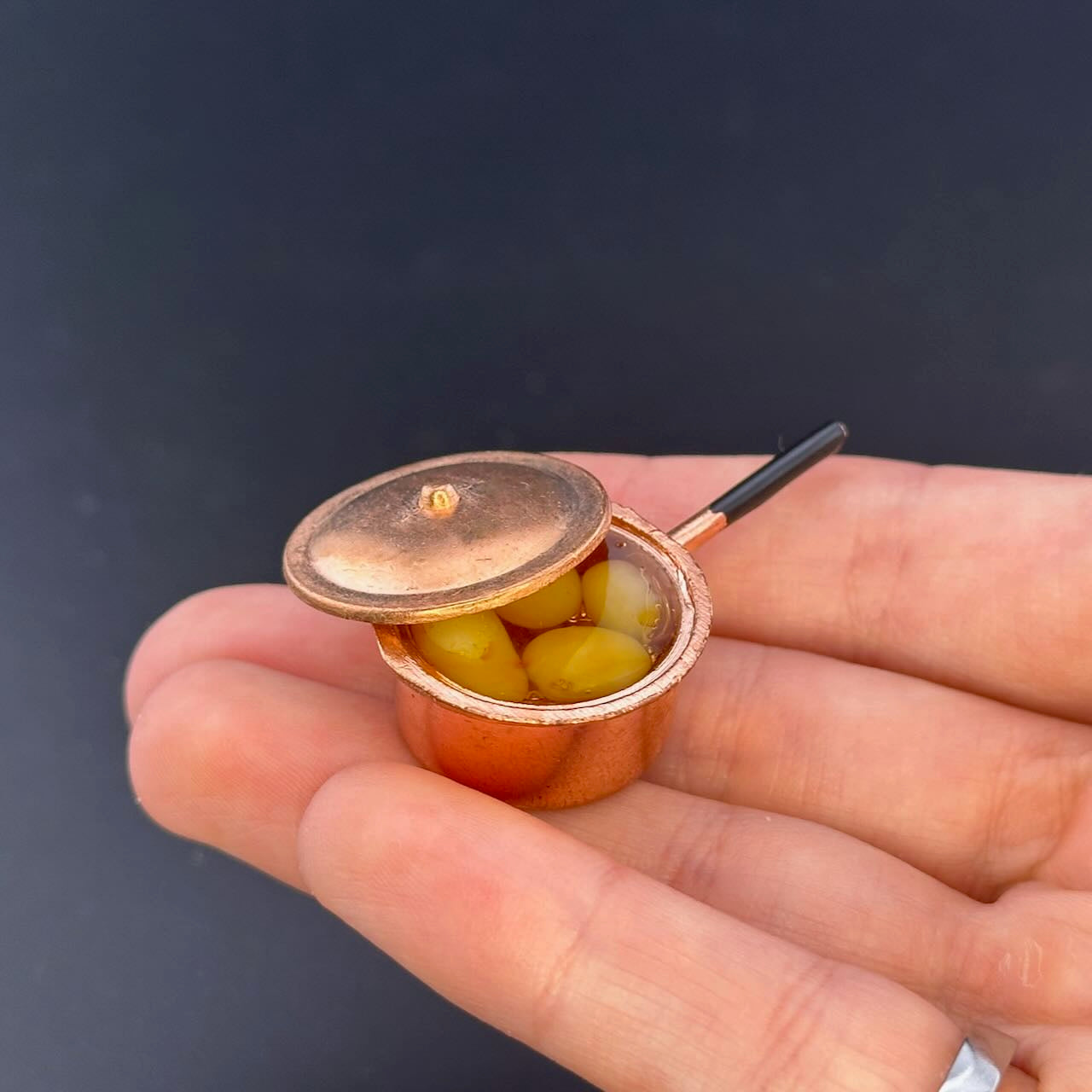 Pot en métal avec couvercle pour maison de poupée miniature échelle 1:12 A