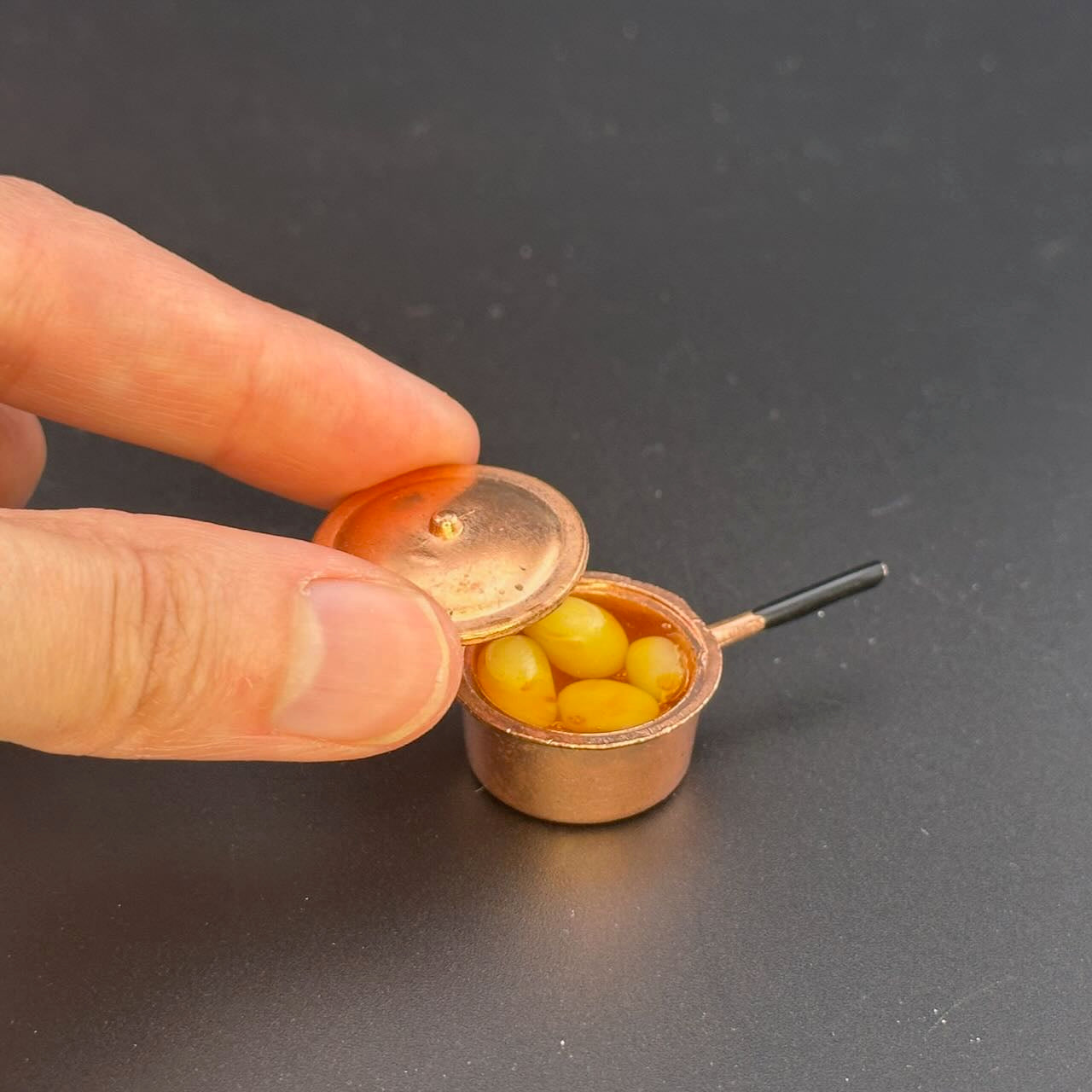 Pot en métal avec couvercle pour maison de poupée miniature échelle 1:12 A