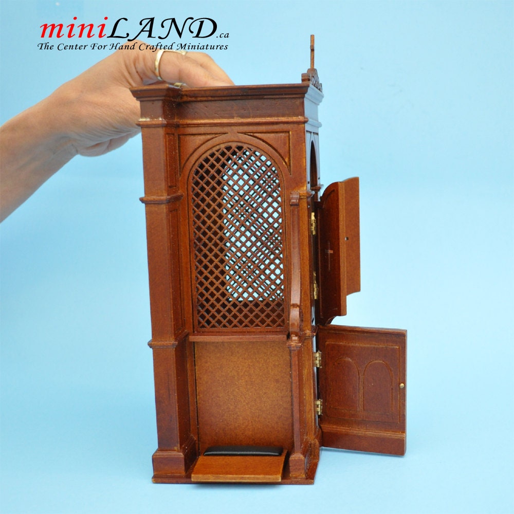 Une église miniature de maison de poupée avec confessionnal à l'échelle 1:12 - Noyer de qualité supérieure