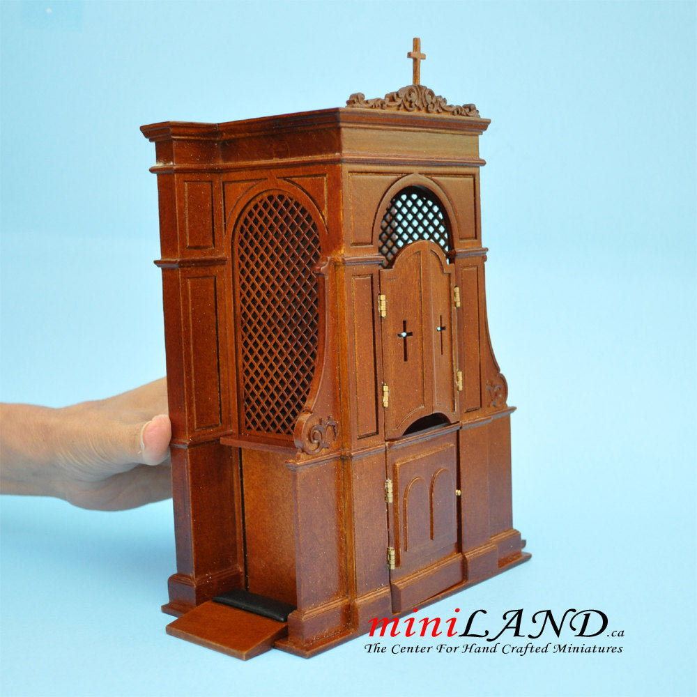 Une église miniature de maison de poupée avec confessionnal à l'échelle 1:12 - Noyer de qualité supérieure