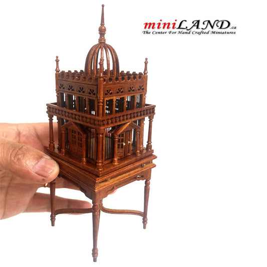 Une magnifique cage à oiseaux coloniale en bois pour maison de poupée miniature 1:12 en noyer