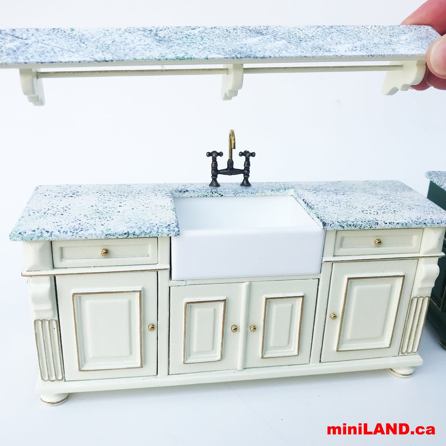 Évier de cuisine vintage blanc avec garniture dorée de qualité victorienne, comptoir avec étagère, dessus d'évier en métal, miniature de maison de poupée 1:12 V4067 PW