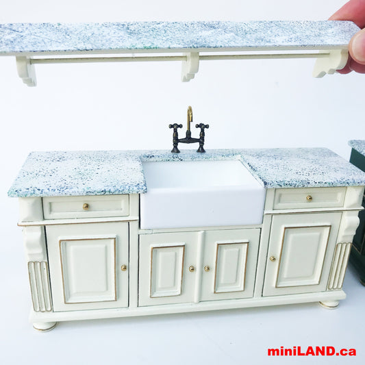 Évier de cuisine vintage blanc avec garniture dorée de qualité victorienne, comptoir avec étagère, dessus d'évier en métal, miniature de maison de poupée 1:12 V4067 PW