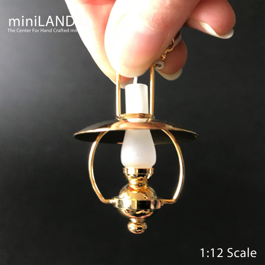 Lampe à huile miniature à LED suspendue en laiton avec interrupteur marche/arrêt pour maison de poupée miniature à l'échelle 1:12
