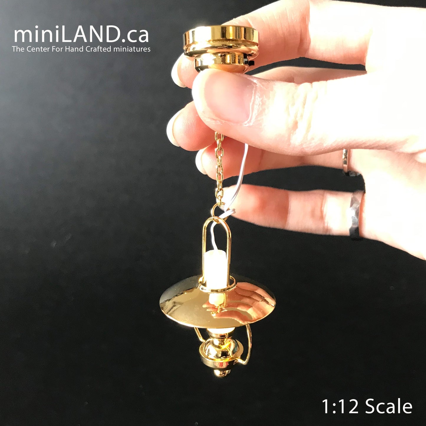 Lampe à huile miniature à LED suspendue en laiton avec interrupteur marche/arrêt pour maison de poupée miniature à l'échelle 1:12