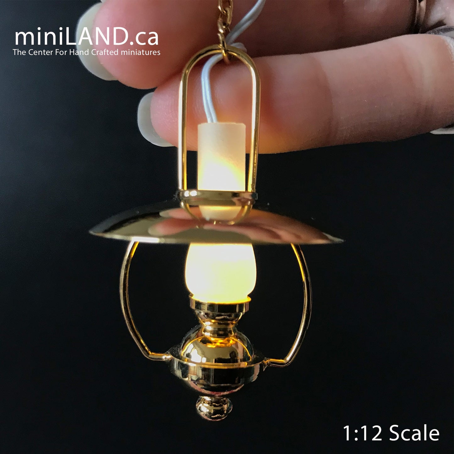 Lampe à huile miniature à LED suspendue en laiton avec interrupteur marche/arrêt pour maison de poupée miniature à l'échelle 1:12