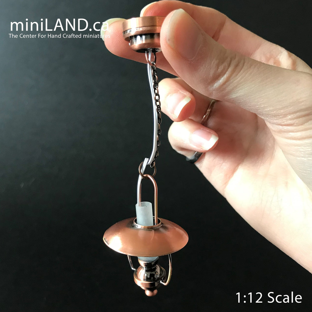 Lampe à huile miniature à LED suspendue en cuivre avec interrupteur marche/arrêt pour maison de poupée miniature à l'échelle 1:12