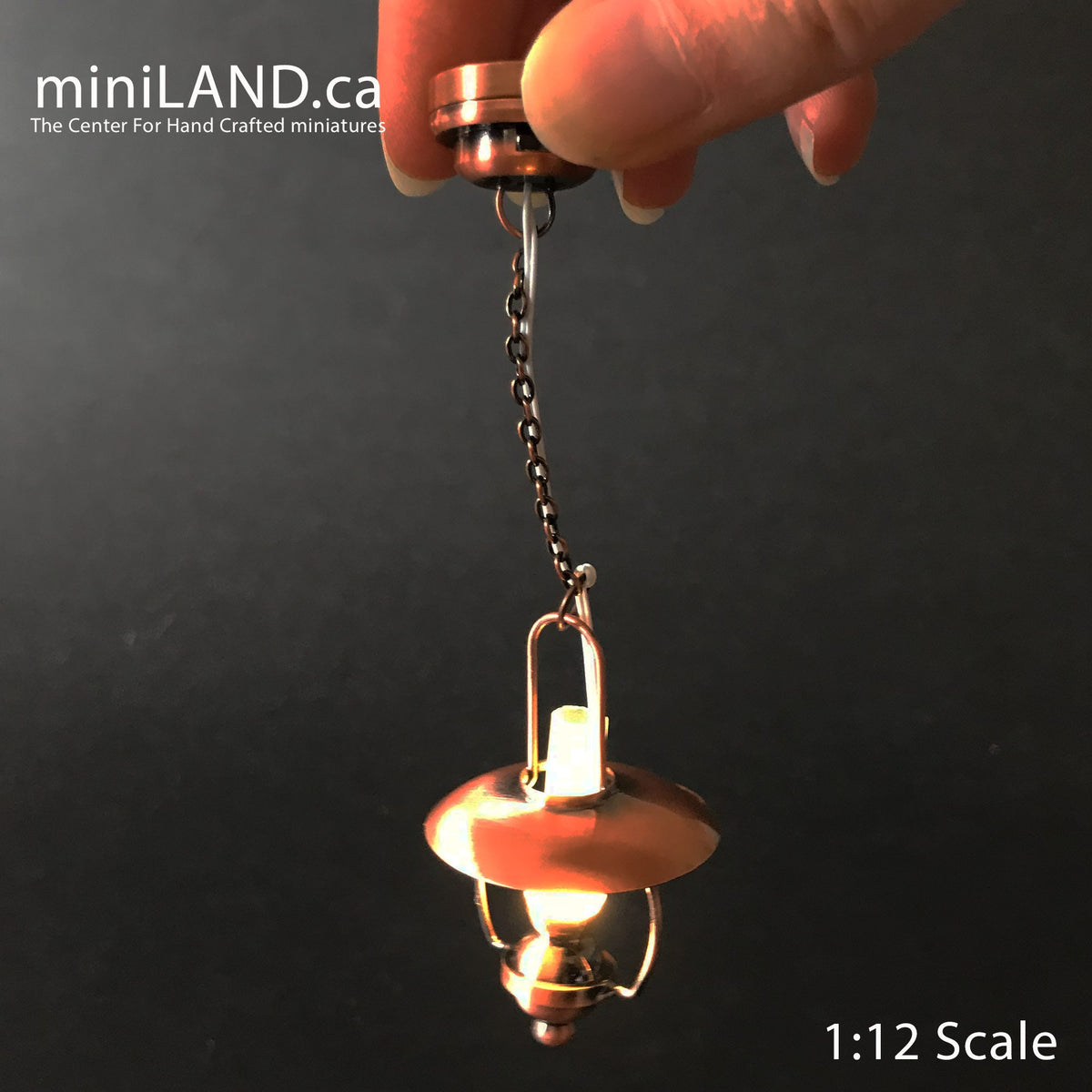 Lampe à huile miniature à LED suspendue en cuivre avec interrupteur marche/arrêt pour maison de poupée miniature à l'échelle 1:12