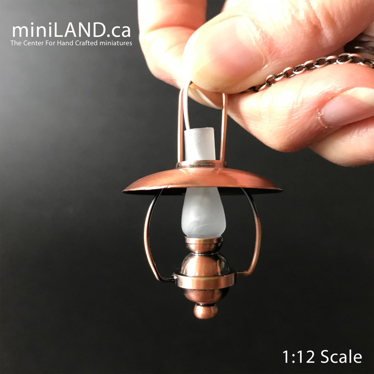 Lampe à huile miniature à LED suspendue en cuivre avec interrupteur marche/arrêt pour maison de poupée miniature à l'échelle 1:12