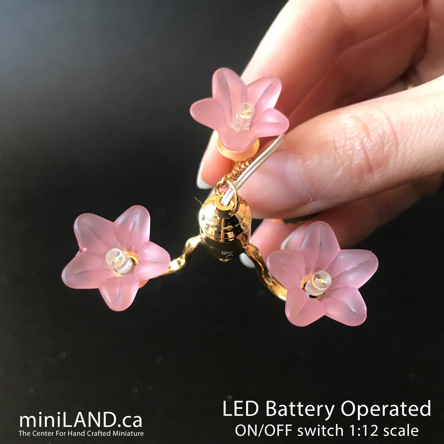 3-armiger Messing-Kronleuchter mit rosa Tulpen, LED, superhell, mit Ein-/Ausschalter für Puppenhausminiaturen im Maßstab 1:12