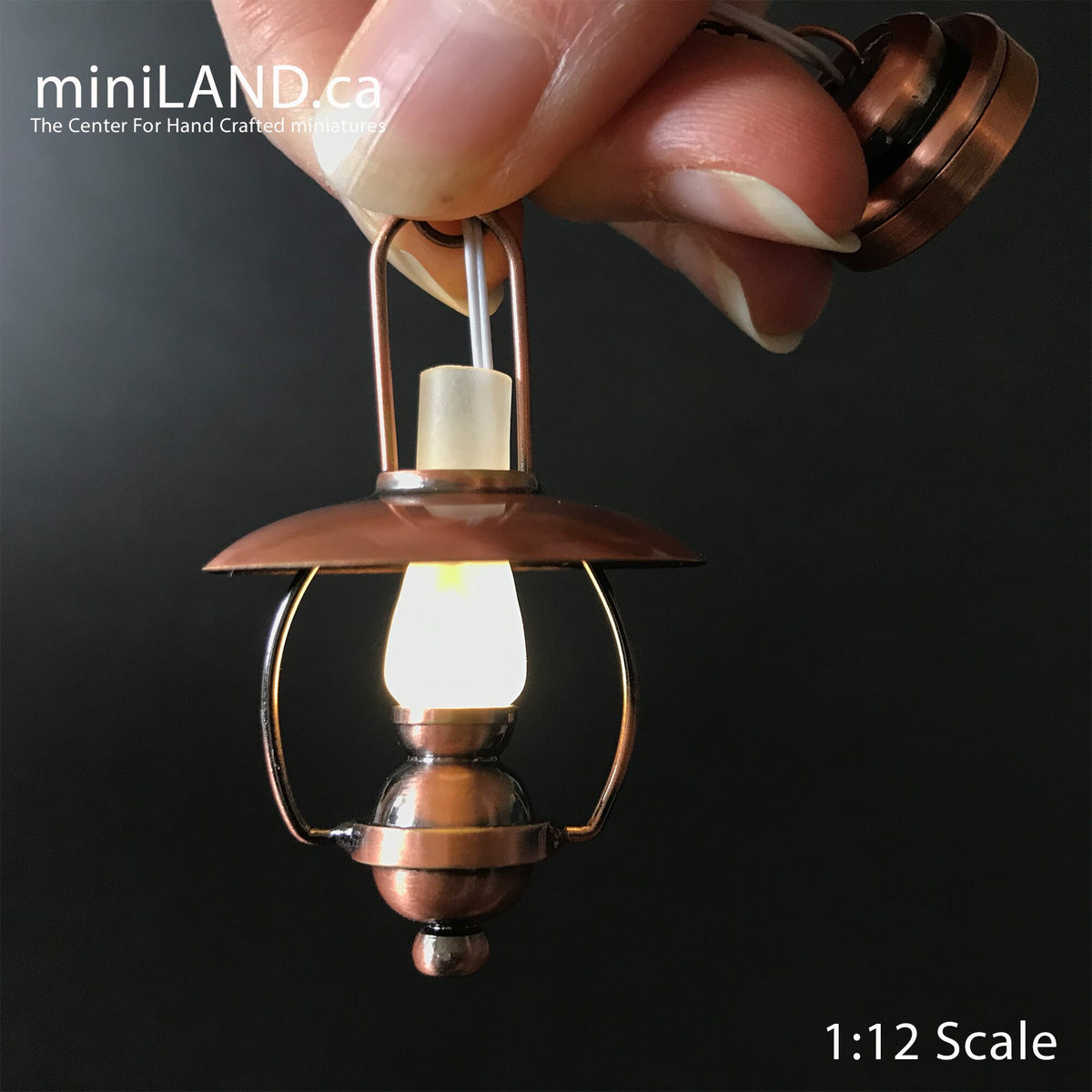 Lampe à huile miniature à LED suspendue en cuivre avec interrupteur marche/arrêt pour maison de poupée miniature à l'échelle 1:12
