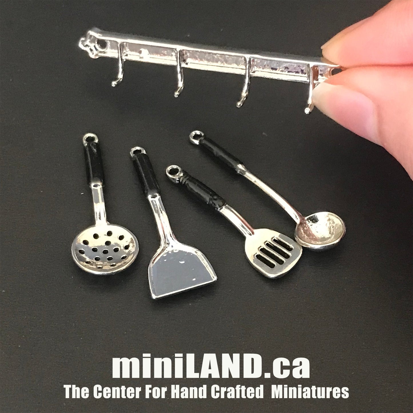 Organiseur d'ustensiles de cuisine métallique suspendu - 5 pièces - Miniature de maison de poupée de haute qualité à l'échelle 1:12