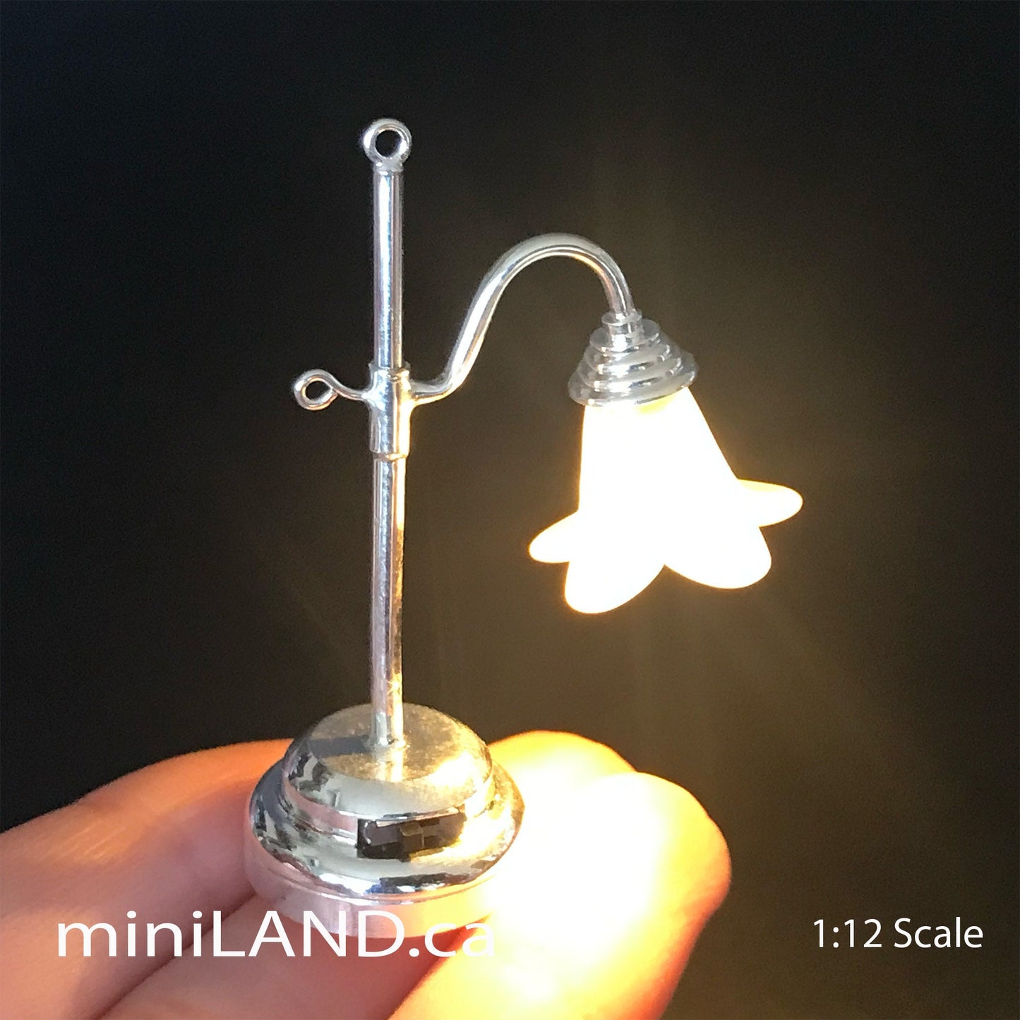 Lampe de table argentée à LED rose tulipe super lumineuse avec interrupteur marche/arrêt pour maison de poupée miniature 1:12