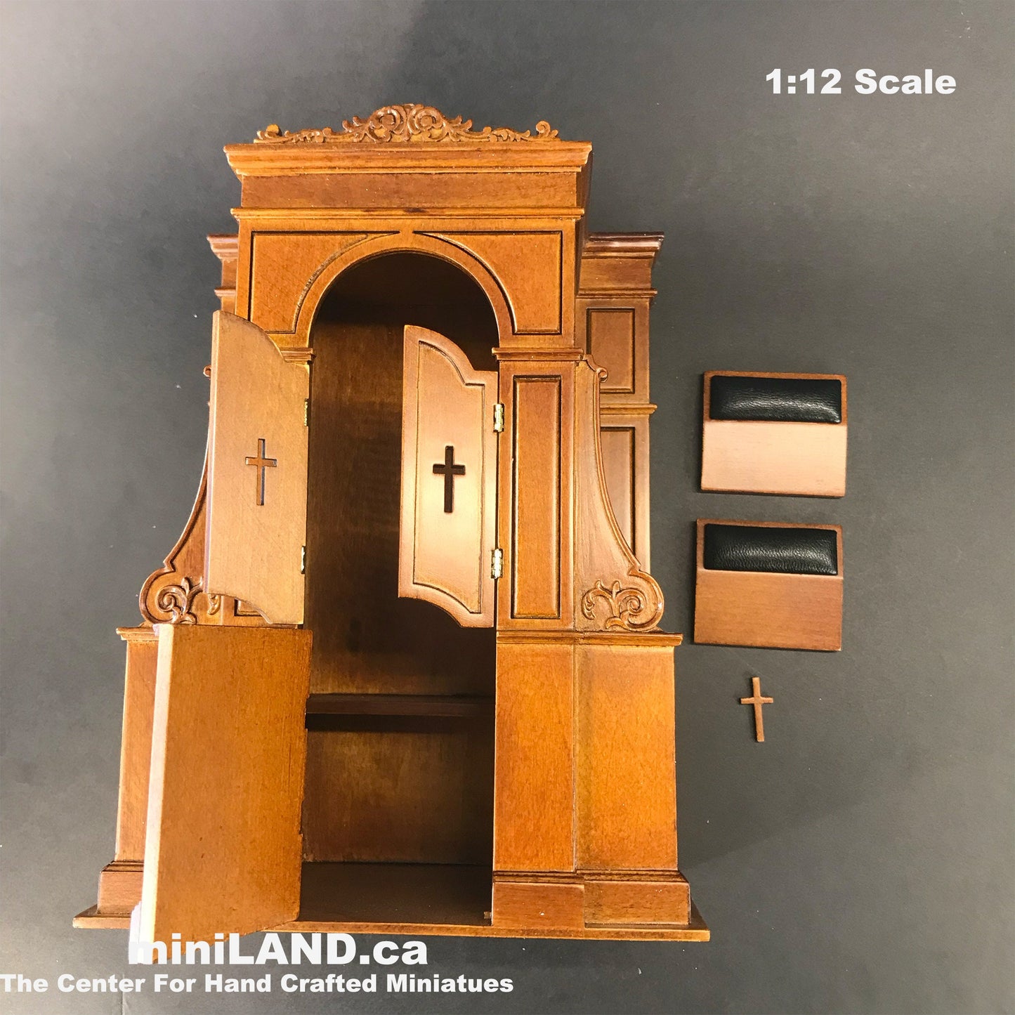 Une église miniature de maison de poupée avec confessionnal à l'échelle 1:12 - Noyer de qualité supérieure