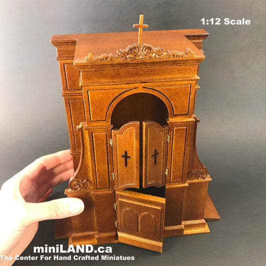 Une église miniature de maison de poupée avec confessionnal à l'échelle 1:12 - Noyer de qualité supérieure