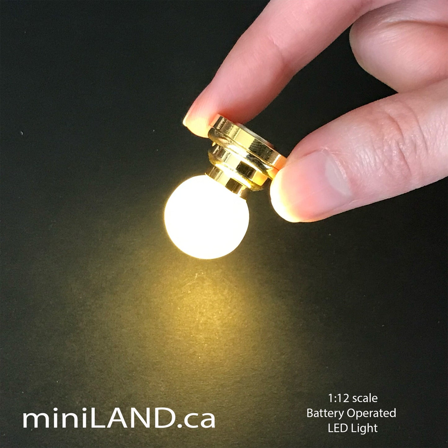 Applique murale ou plafonnier à LED boule givrée à piles en laiton avec interrupteur marche/arrêt pour suspension de miniatures de maison de poupée à l'échelle 1:12