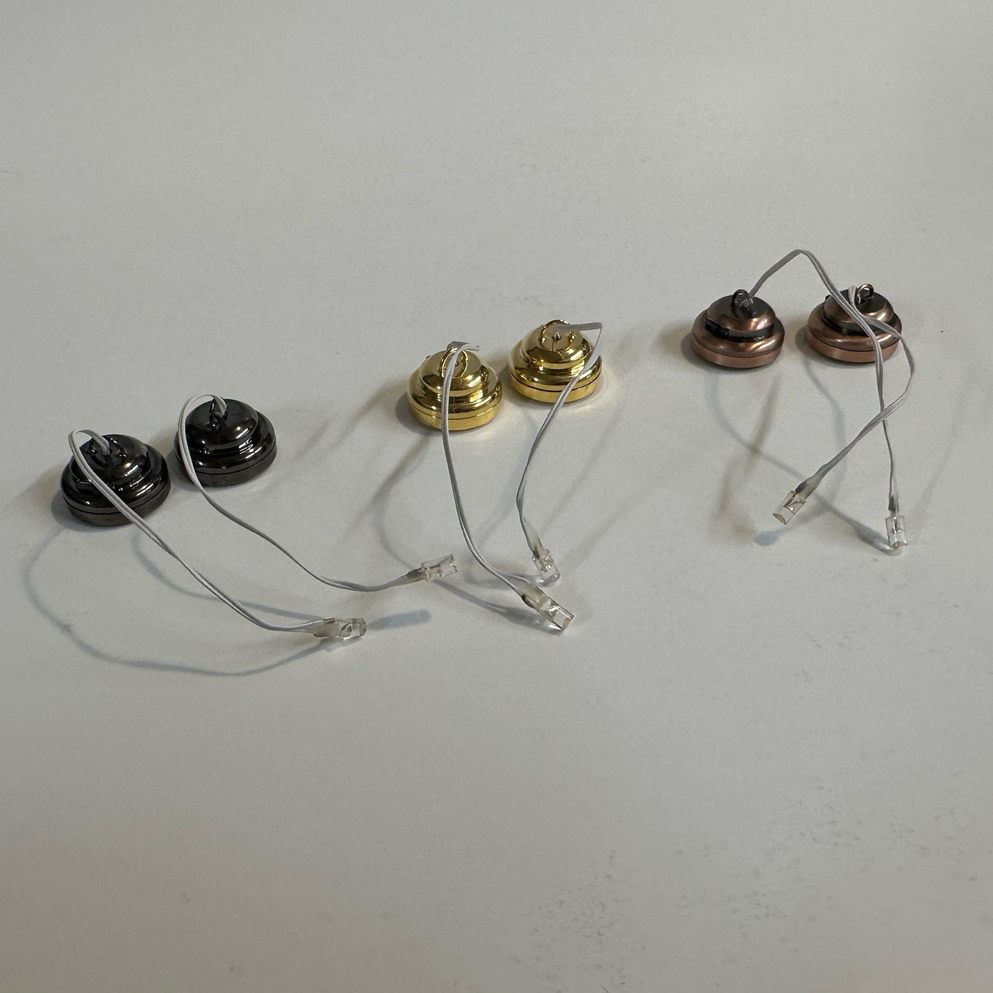 Longues LED sur fil pour maison de poupée à monter soi-même, avec interrupteur marche/arrêt et pile. Pour créer votre propre suspension lumineuse à l'échelle 1:12. Lot de 2. FA059189