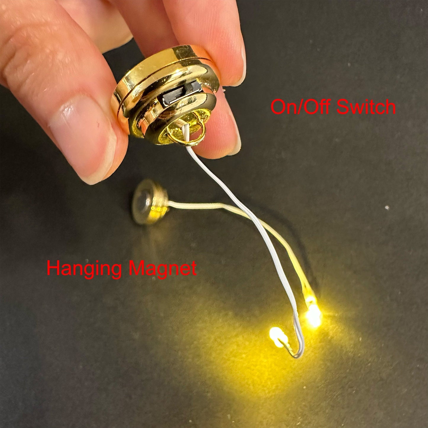 Longues LED sur fil pour maison de poupée à monter soi-même, avec interrupteur marche/arrêt et pile. Pour créer votre propre suspension lumineuse à l'échelle 1:12. Lot de 2. FA059189