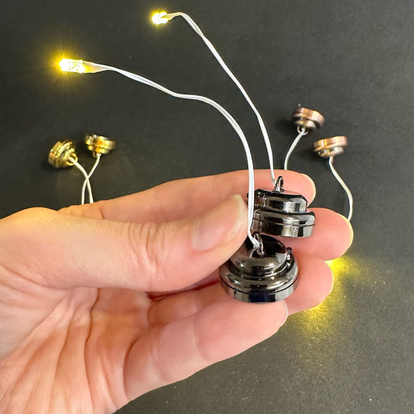 Longues LED sur fil pour maison de poupée à monter soi-même, avec interrupteur marche/arrêt et pile. Pour créer votre propre suspension lumineuse à l'échelle 1:12. Lot de 2. FA059189