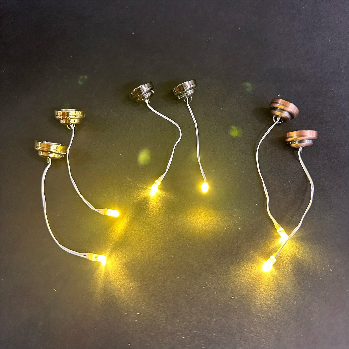 Longues LED sur fil pour maison de poupée à monter soi-même, avec interrupteur marche/arrêt et pile. Pour créer votre propre suspension lumineuse à l'échelle 1:12. Lot de 2. FA059189