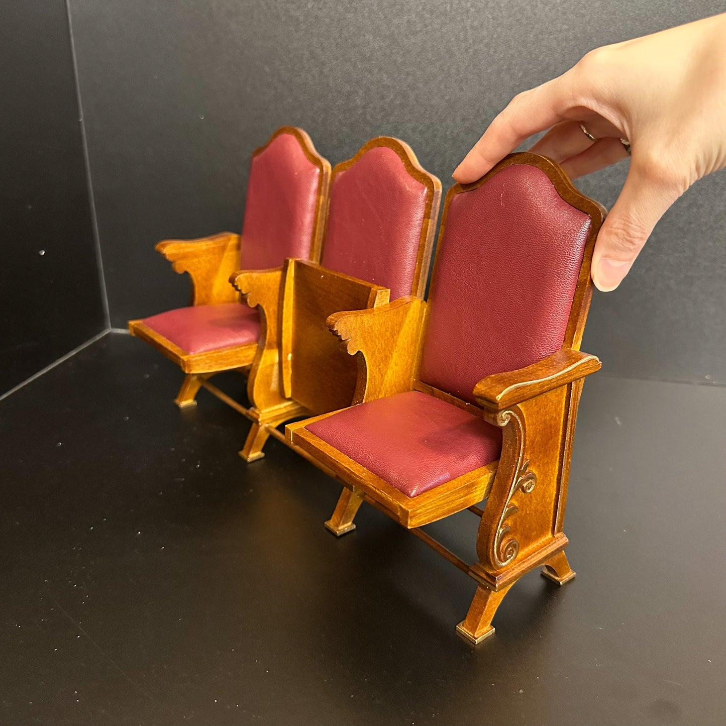 1:6 Scale Miniature triple seats Theatre CHAIR dollhouse cinema Burgundy leather For fashion dolls