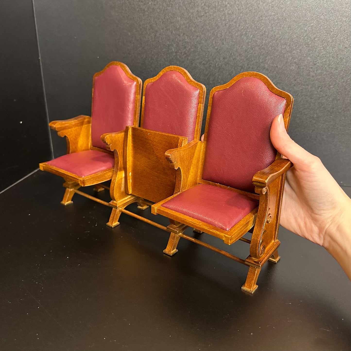 1:6 Scale Miniature triple seats Theatre CHAIR dollhouse cinema Burgundy leather For fashion dolls