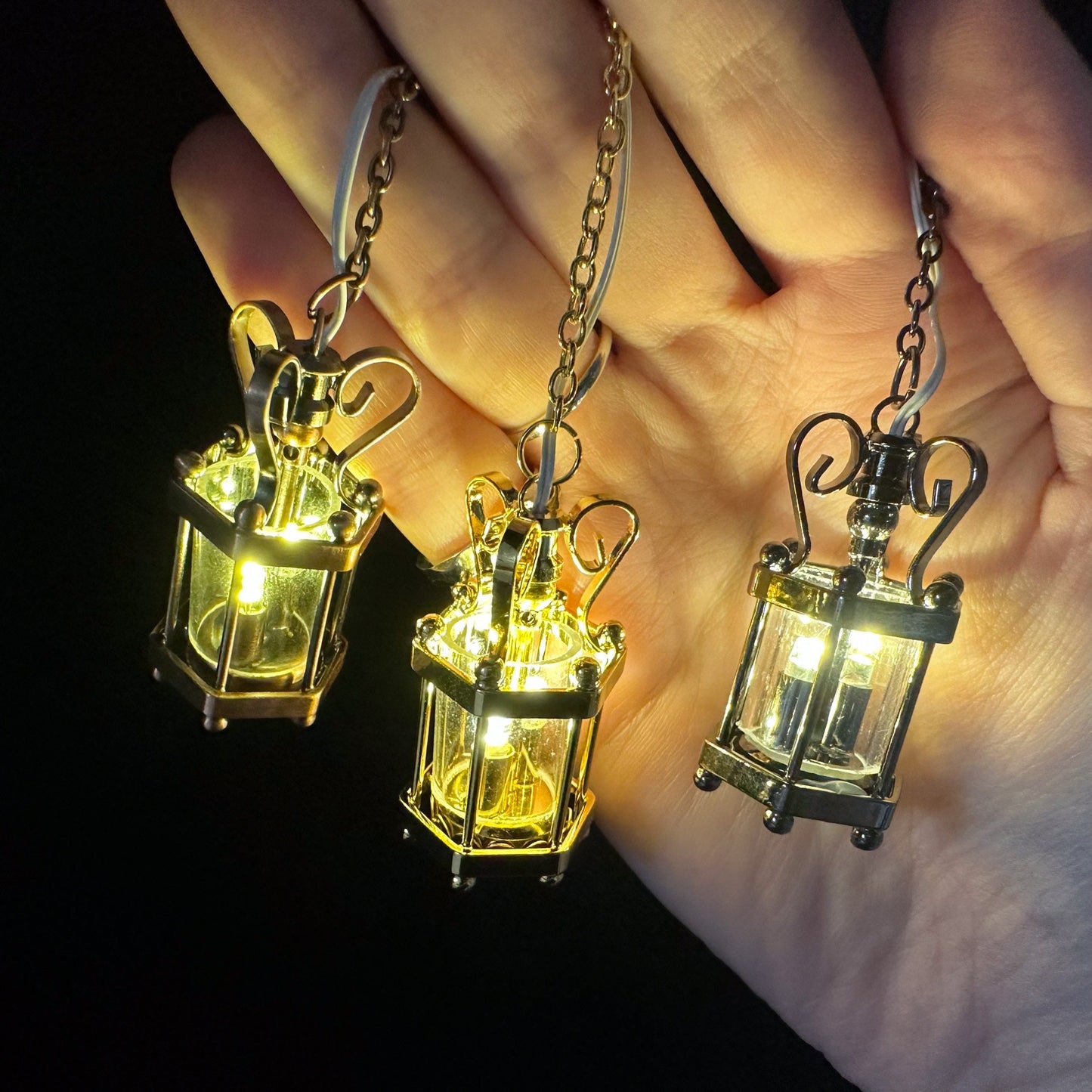 Lampe lanterne hexagonale transparente suspendue au plafond, lumière LED super brillante avec interrupteur marche/arrêt pour maison de poupée miniature 1:12 FA00001