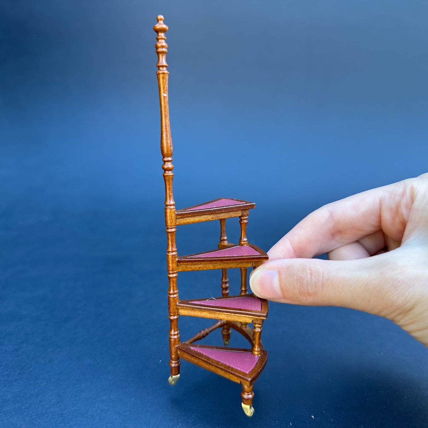 Library ladder step ladder WALNUT Victorian. Solid wood-covered Burgundy leather four-stage  1:12 scale for dollhouse miniature stairs