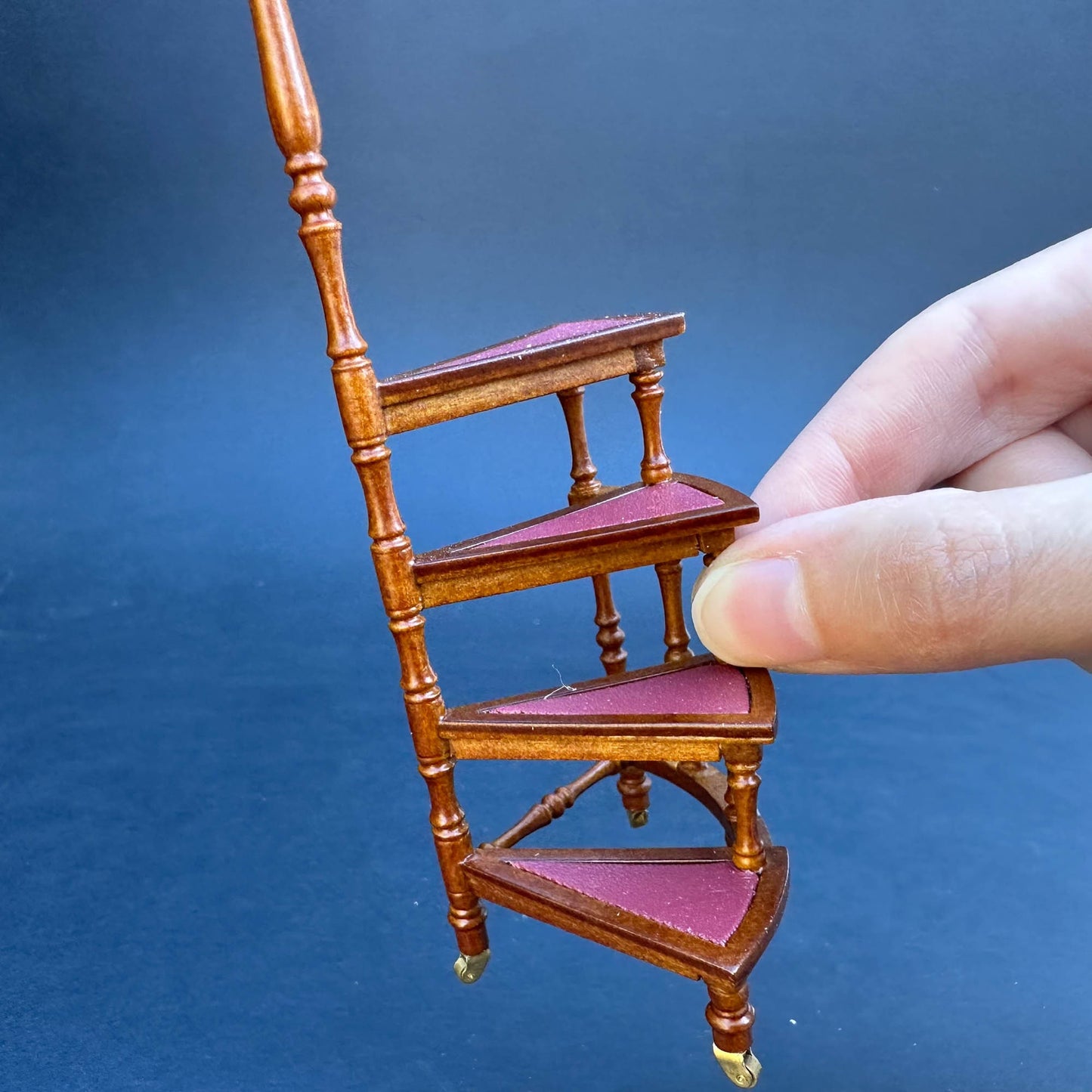 Library ladder step ladder WALNUT Victorian. Solid wood-covered Burgundy leather four-stage  1:12 scale for dollhouse miniature stairs