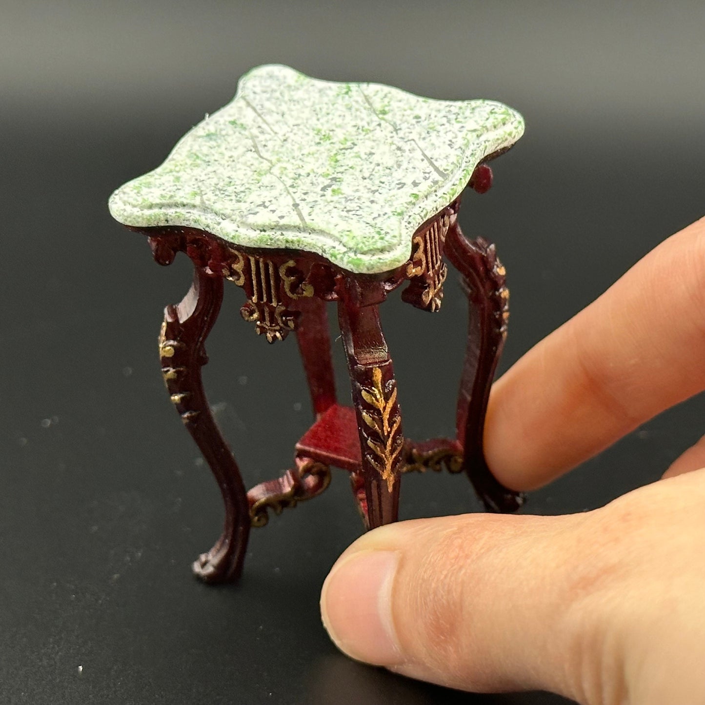 Carved and mahogany-wood exquisite tall end table stand Victorian period for dollhouse miniature 1:12 gold details Y3553