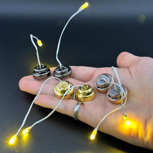 Longues LED sur fil pour maison de poupée à monter soi-même, avec interrupteur marche/arrêt et pile. Pour créer votre propre suspension lumineuse à l'échelle 1:12. Lot de 2. FA059189