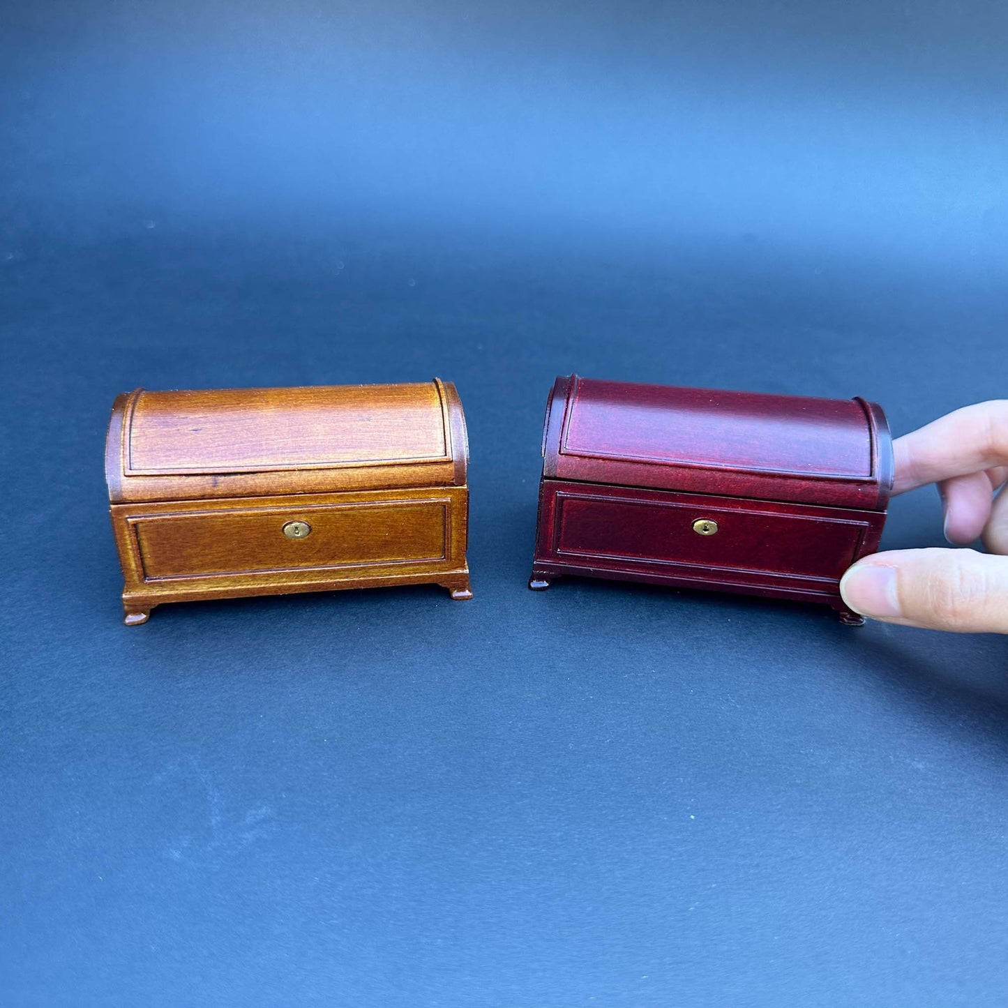 Humpback Chest dollhouse miniature 1" scale mahogany wood storage dresser box Y3992 MHG