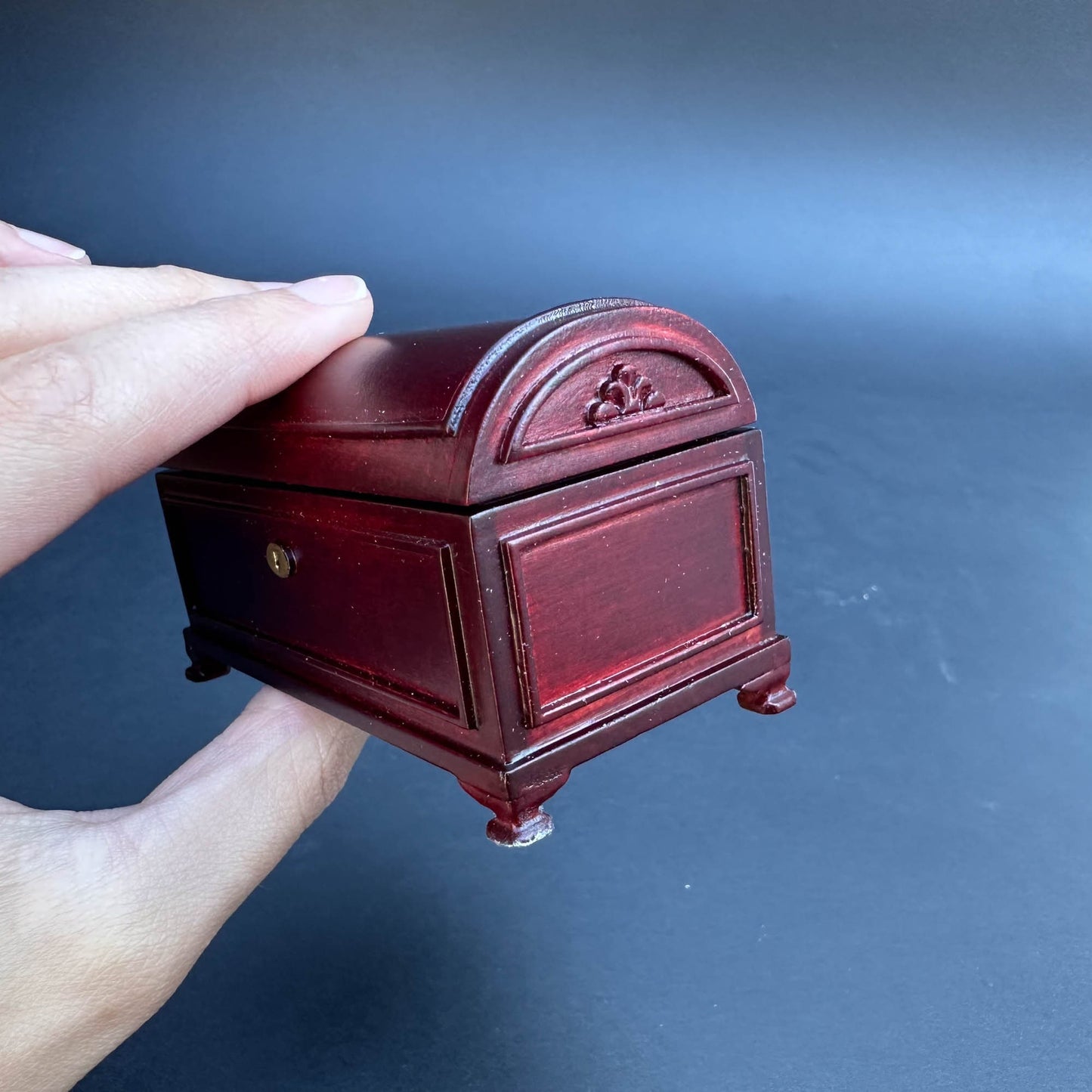 Humpback Chest dollhouse miniature 1" scale mahogany wood storage dresser box Y3992 MHG